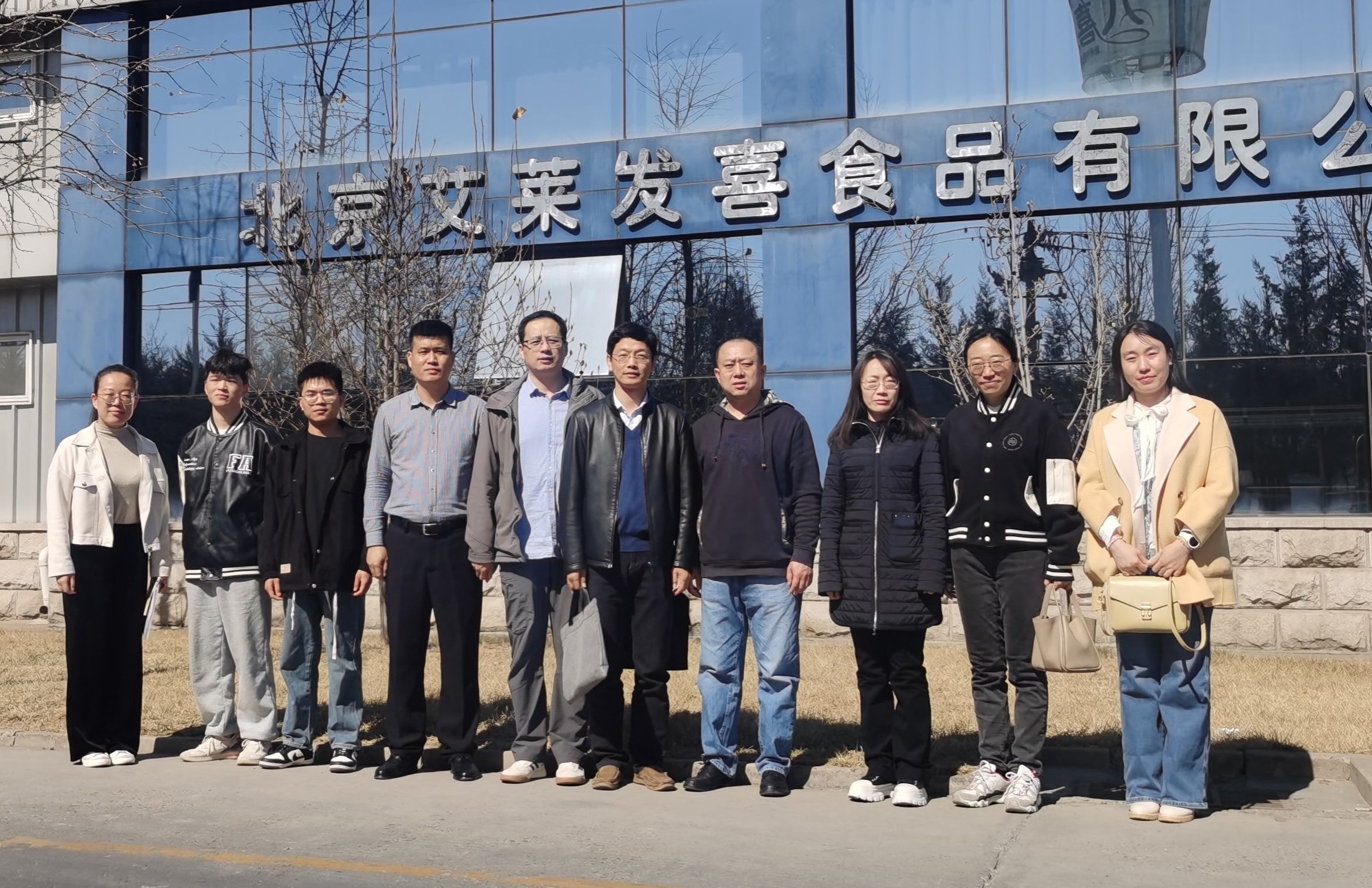 校企双方人员合影.jpg 校企双方人员合影.jpg