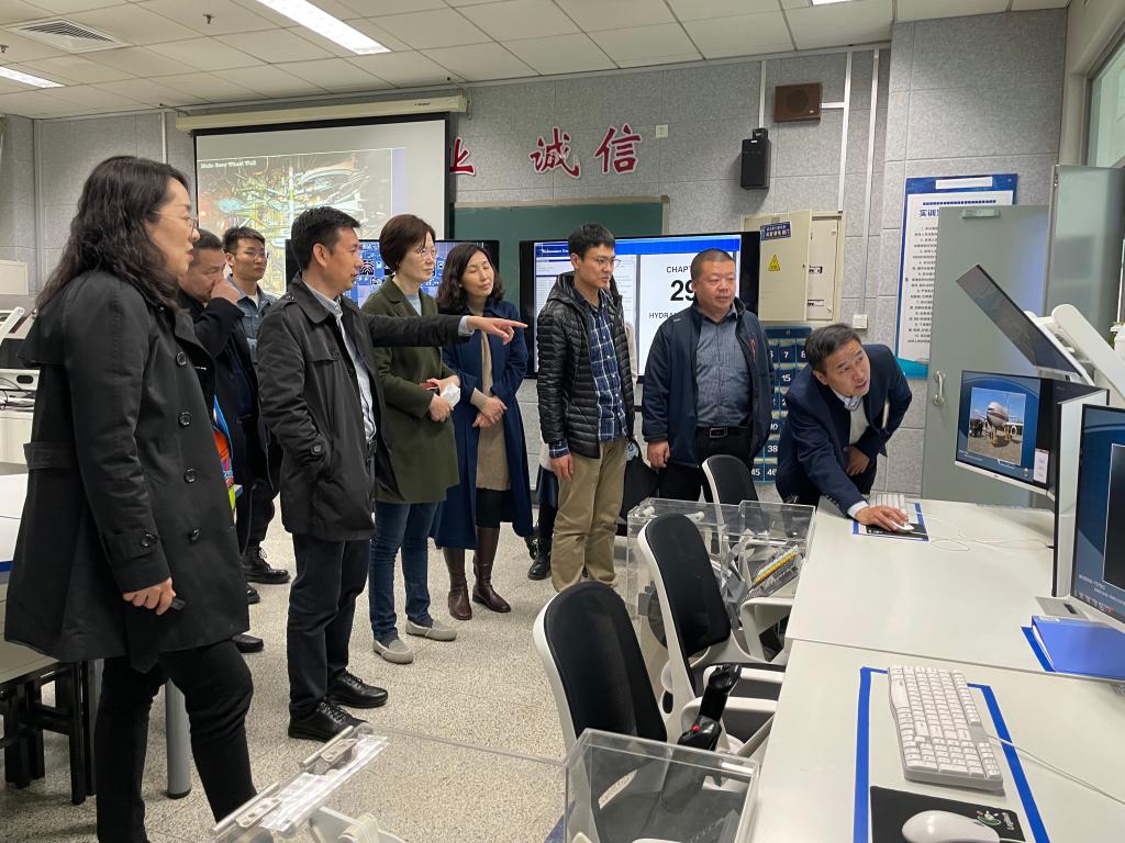 20220314-彩虹参观实训室.jpg