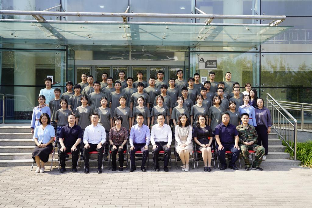 20221004-22彩虹无人机与领导老师.jpg 20221004-22彩虹无人机与领导老师.jpg
