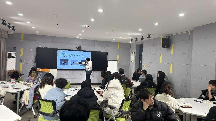 2 国家一流课程《材料成型CADCAE技术》授课（彭必友教授与Beat365唯一官方网站材料成型及控制工程2021级本科生1）
