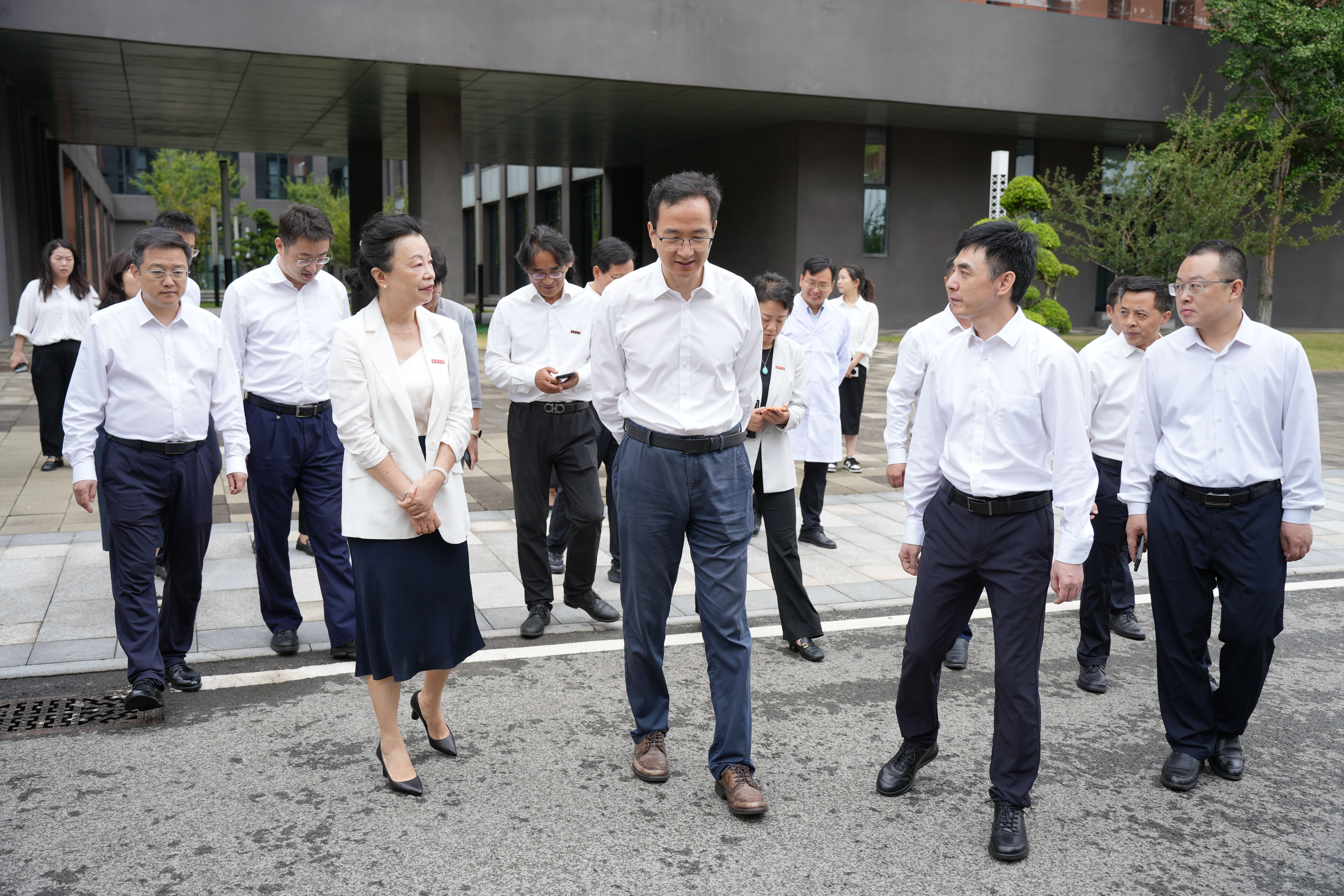 宜宾市委书记方存好调研Beat365唯一官方网站宜宾校区